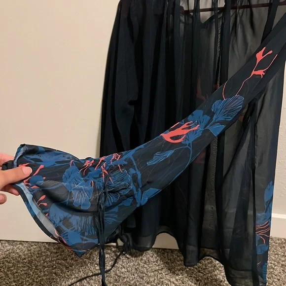 Beautiful blouse - Picture 3 of 3